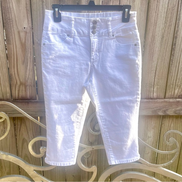 D. Jeans Lady’s Capris in White; Size 6 - Picture 3 of 5